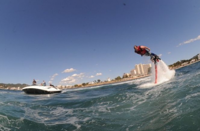 practicando flyboard mientras una lancha tira de el